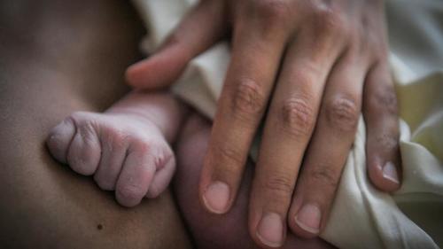 Selon l'Insee: l'arrivée d'un enfant pèse sur le salaire des mères, rarement des pères limportant.fr/infos-societe/… <a href="/CNEWS/">CNEWS</a>