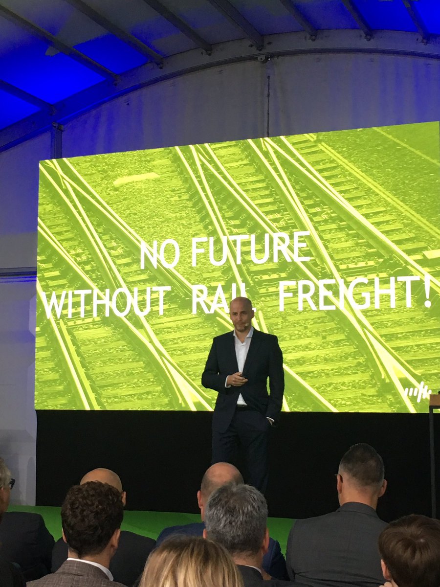 Le train de Noé et <a href="/railfreightfwd/">Rail Freight Forward</a> fêtent leur 1 an à #Rotterdam ! 🥳 
.
<a href="/ClemensFoerst/">Clemens Först</a> l’a rappelé, nous sommes passé de «Il y a-t-il un futur POUR le #fret ferroviaire ?» à «Il y a-t-il un futur SANS fret #ferroviaire ?»
.
1 année donc, qui aura fait évoluer les mentalités 🚊🍃