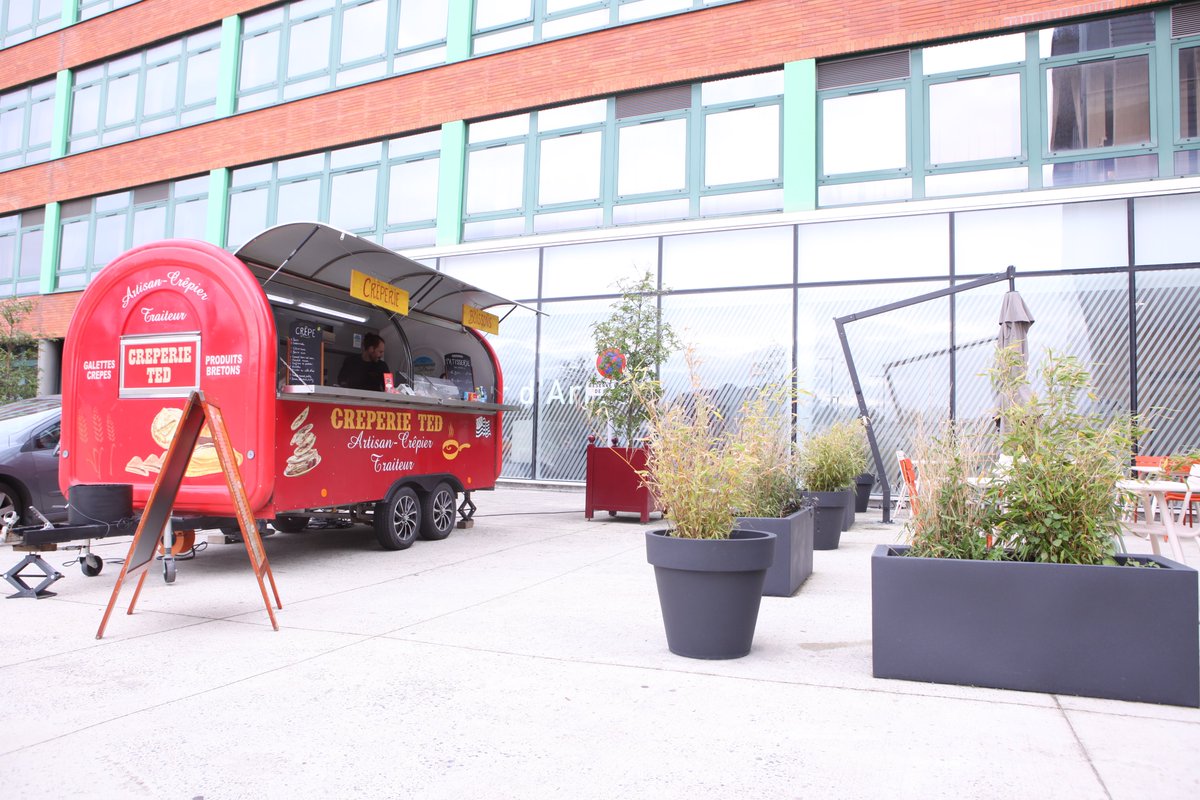 Le parvis de l'hôpital d'Arras a un petit air de Place des Lices ce midi ...