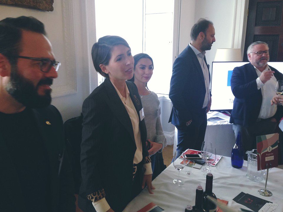 EurowinesUK's tweet photo. A great day at Decanter - Grandi Marchi Tasting in London with our friend and supplier Valentina from Argiolas Winery, Sardinia, Italy! 🇮🇹🍷 #eurowinesuk #winemerchant #wineimporter #argiolas #sardinia #native #grapes #wine #iselis #korem #turriga #grandimarchi #decanter https://t.co/WCqtERjoIt