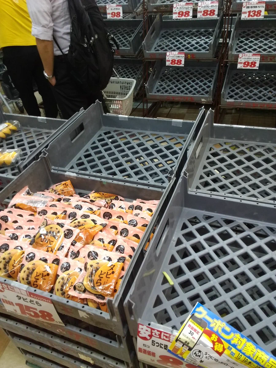台風がくる前にパンが次々と売り切れた結果？一種類だけ売れ残ったwww
