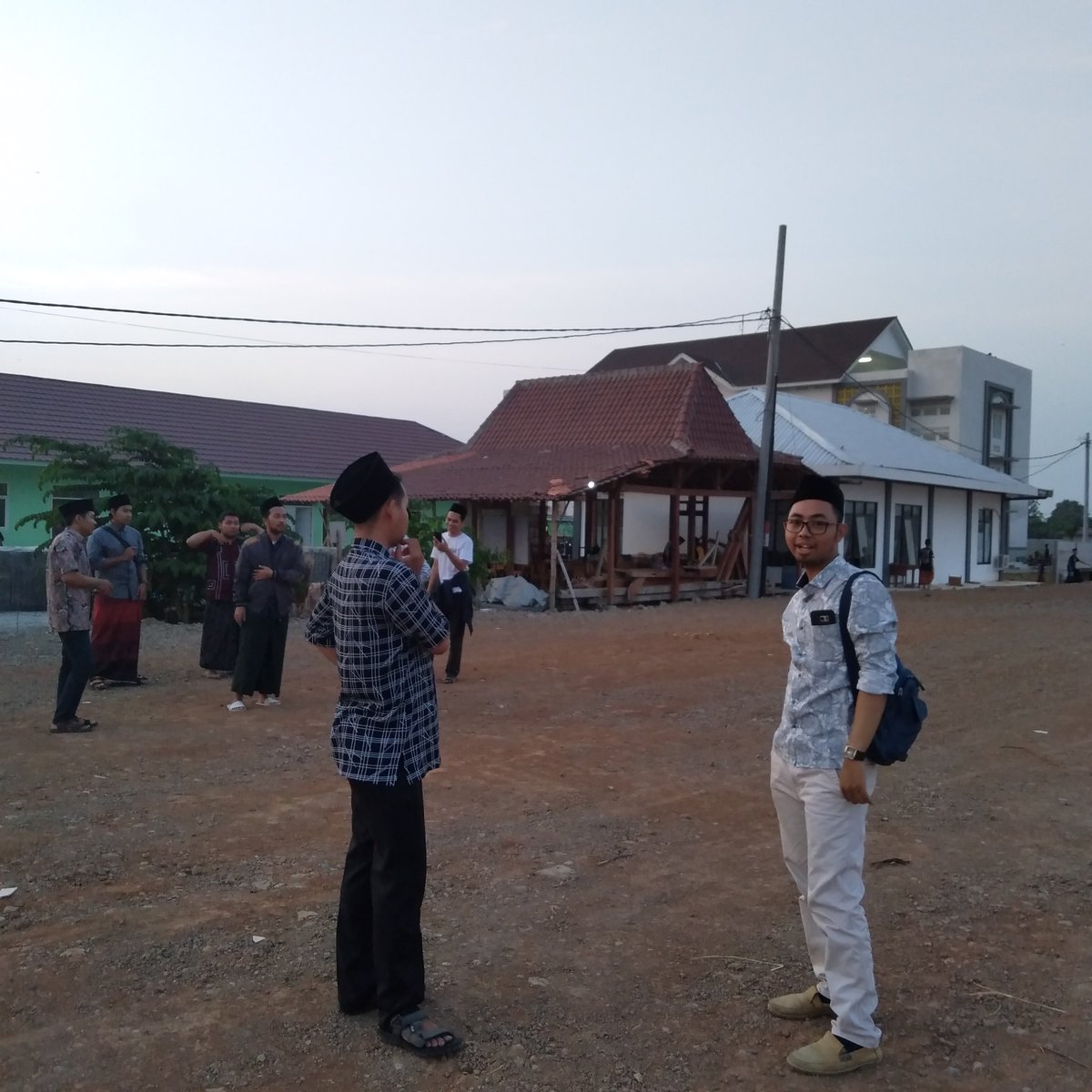 pcipnukendalkab's tweet photo. Sore ini menemani PW IPNU &amp; IPPNU Jawa Tengah meninjau lokasi Konferwil IPNU &amp; IPPNU Jawa Tengah di Pondok Pesantren Al Fadlu 2 Brangsong Kendal.

#pcipnukendal #konferwilipnujateng https://t.co/sk5A0bdiLb
