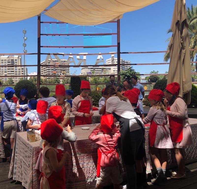 GrupoPDCLaRaza's tweet photo. ¡Vuelven las #CookingClasses! Ahora os esperamos en #LaRazaPuertoSevilla! Vente a #comer el #domingo y los #niños se divertirán cocinando Plazas limitadas, ¡reserva ya!☎️ 608 619 697 📧https://t.co/K0vdTxDsV5 #planenfamilia #tallerinfantil #ocioenfamilia #ocioinfantil https://t.co/tLZO7wb0NC