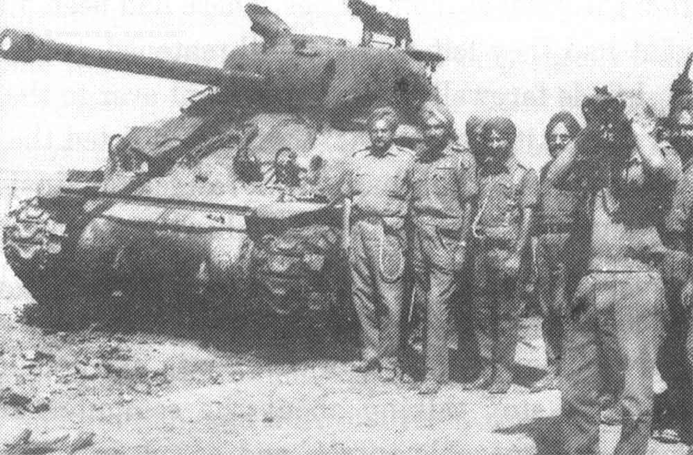 36 #RunawayPakArmyGen Harbakhsh and General Dhillon with captured Pak Sherman in 1965