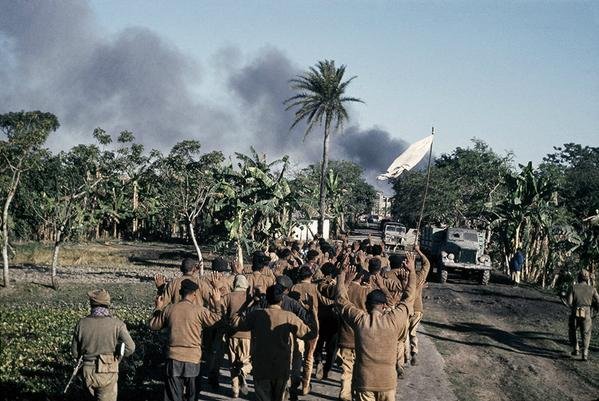 41 #RunawayPakArmyFall of Dhaka - 1971!Notice the Pak Army flag proudly held aloft by the POWs!