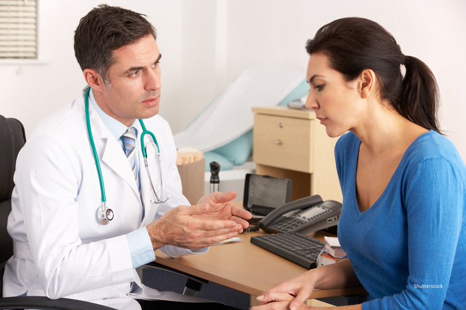 Imagen: Una mujer consultando con un médico en un estudio clínico.