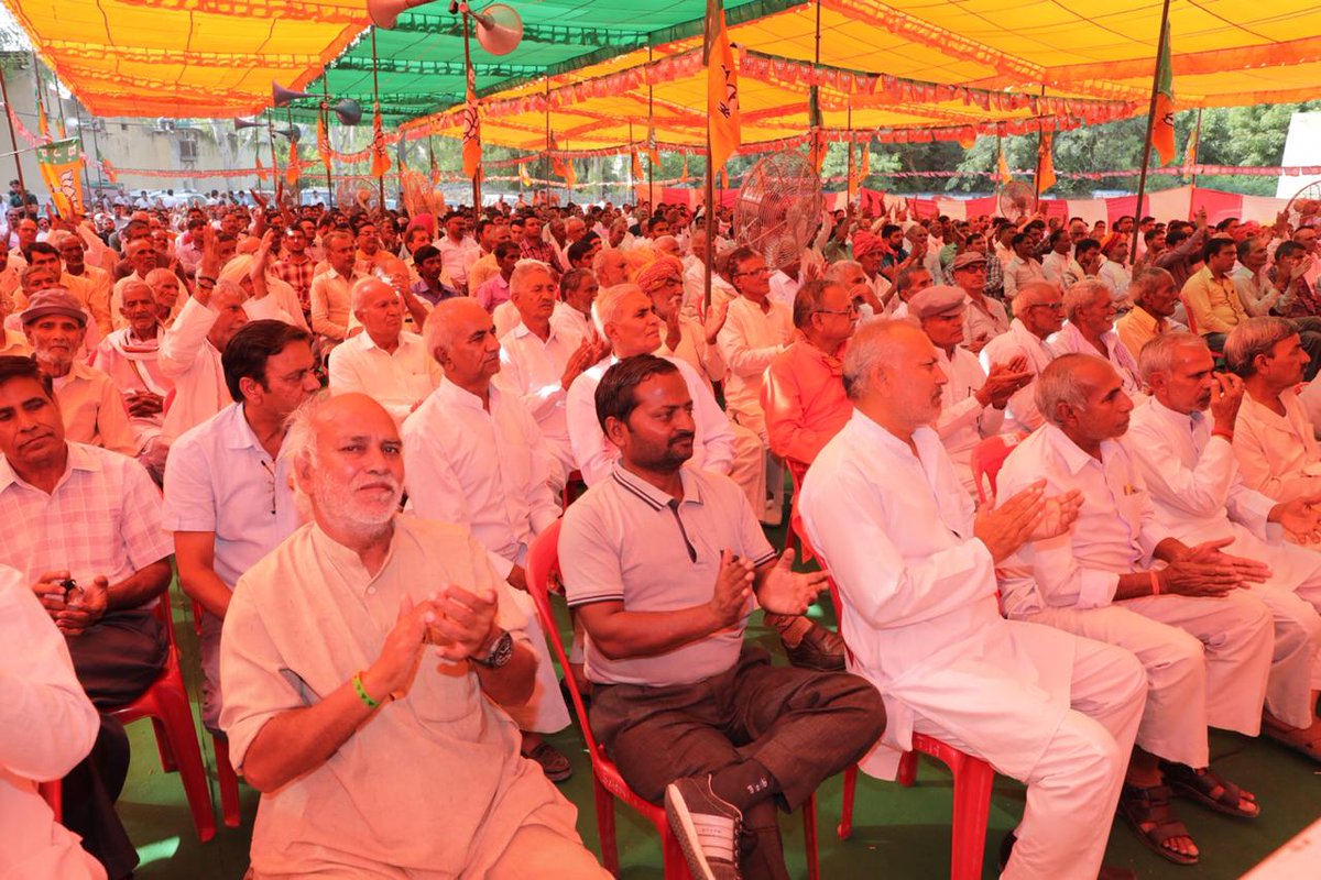 नारनौल, हरियाणा में पन्ना प्रमुख सम्मेलन को संबोधित किया।

भाजपा निष्ठावान कार्यकर्ताओं की लोकतांत्रिक पार्टी है। जनता की सेवा में लगे भाजपा के कार्यकर्ता, सभी बूथ अध्यक्ष एवं पन्ना प्रमुख ही पार्टी की विजय गाथा लिखते हैं। #Mission75+