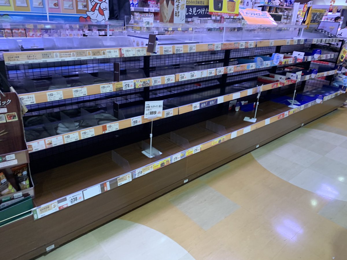 Ryozhukai's tweet image. Le typhon passera à Tokyo demain (samedi) soir entre 18h et minuit. Voici l’état des rayons de pain, bento, céréales, salades et cup noodles de mon supermarché à 20h ce soir. #panique #folie #influencemedia #prévention #typhon