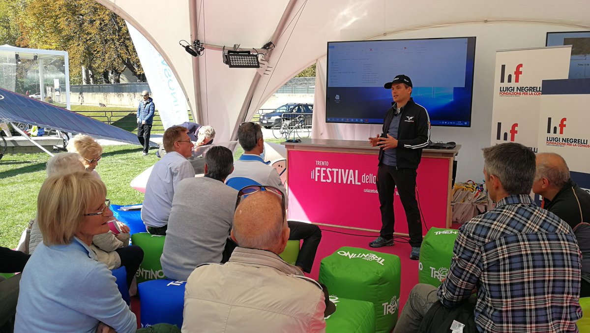 Proseguono gli appuntamenti allo Sport tech district. Si parla di volo e deltaplano, mentre in cielo passano le frecce tricolori #ilovesportech #ilfestivaldellosport