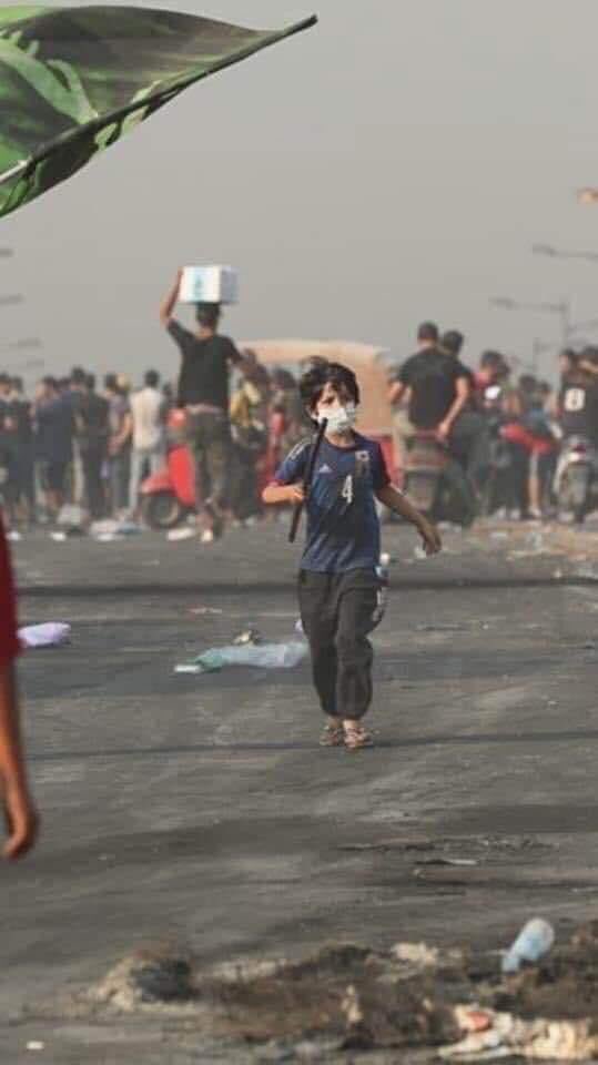 #ثورة العراقين (صورة لاحد المندسين الذي ارهب الحكومة والذي اجبرها على لإصلاحات) في حين توعده أصحاب الديمقراطية والحرية والدين بالقنص ولاقتصاص اذا خرج مرة أخرى للمطالبة بمدرسة تليق بطفولته ورحلة جملية يقرأ عليها نشيد(موطني موطني)