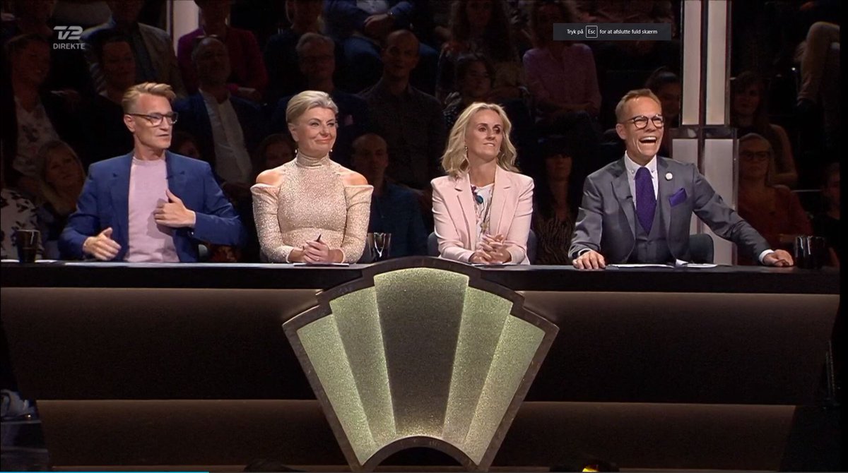 BBS_Lighting's tweet image. Tune in on Dancing with the Stars tonight on TV2 Denmark. 
All lights in the greenroom are BB&amp;amp;S, and on stage we light up the judges with 16 Force 7s + 4 Pipeline Reflect 3 Foot in front of them to frame their faces nicely.
Enjoy the show

#studiolighting #tvstudios #broadcasting