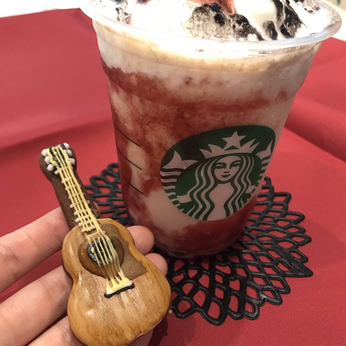 hattan_yuchan's tweet image. クッキー注文したけど、穴空いてるはずの所が盛り上がってる😂
もっと平たく作って欲しかったなw
ま、私作れないから文句言えないけどw

ラズベリーフラペチーノ？甘過ぎて飲めなかったw
あとでケーキ買おう〜♡

#秦基博
#秦基博誕生祭 
#raspberrylover