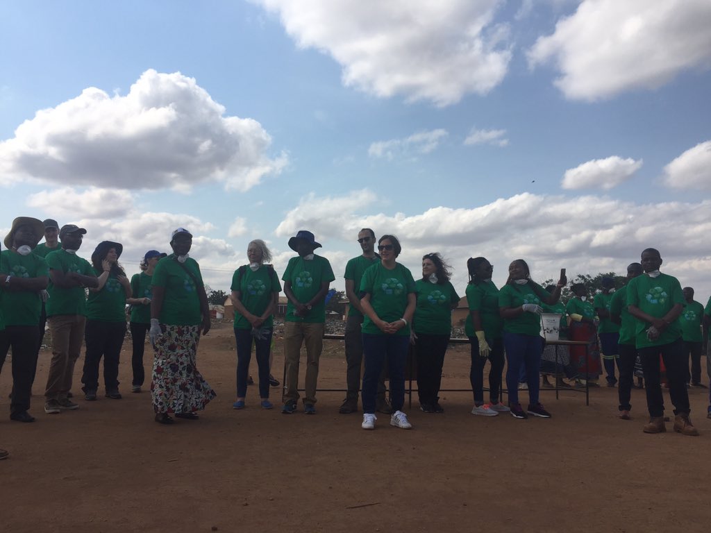 EUinMalawi's tweet photo. @EUinMalawi staff take #EU4ClimateAction campaign to the Kidz at Kauma Primary School in Lilongwe. Lots of fun showing the young generation how it is done. All hands on 🧹💪🏽 https://t.co/18y7oL5Ls7