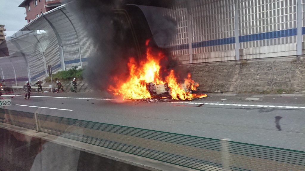 名神高速の大津SAの車両火災現場の画像