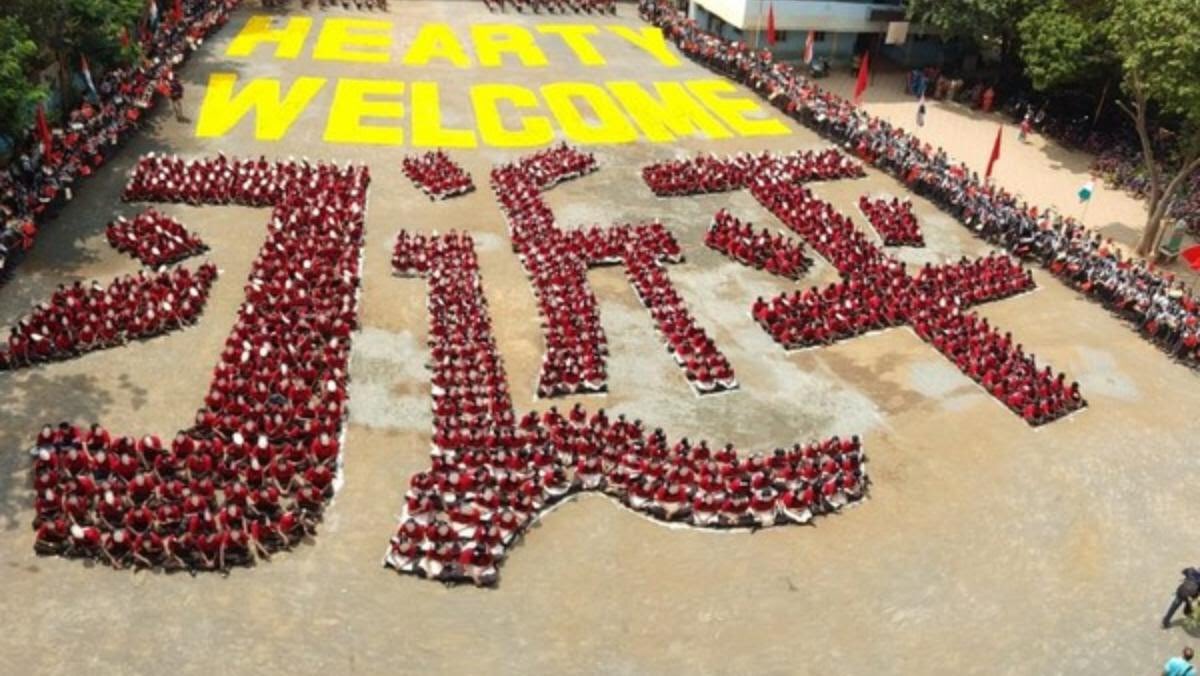 _Fabyanchuk's tweet photo. All hail Emperor Xi (?)

2000 Indian students wore masks of Xi’s face to welcome him for an informal summit with the Prime Minister. Creepiness to the max.

https://t.co/ukd2azpL38

#OhSorryCCP #sorrynotsorry #FreedomHK #FreeHongKong https://t.co/9Lxl2PA1Zu