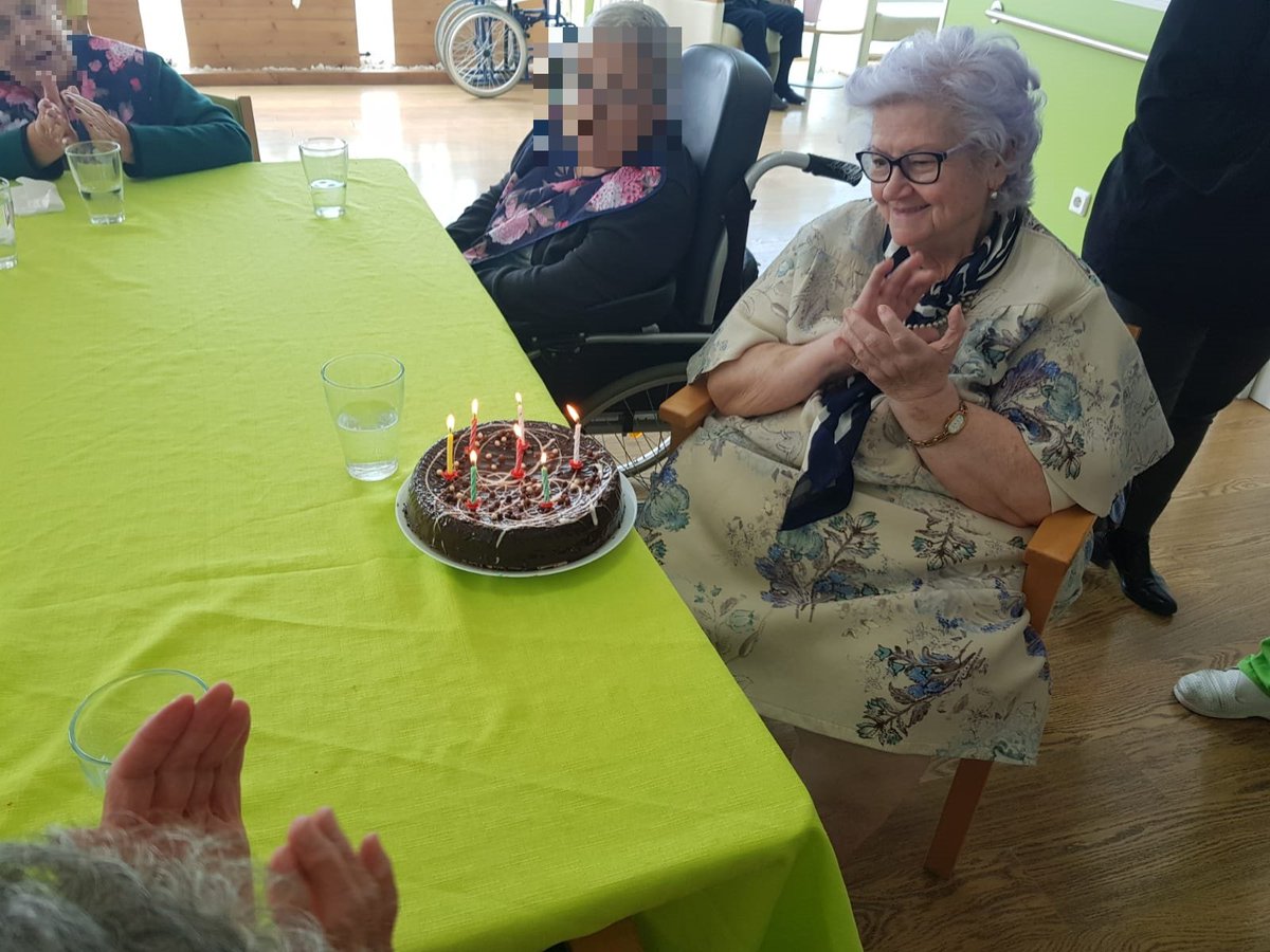 Celebrando el cumple de nuestra querida Julia!!! 🙂

Estamos en:
vitalia.es/c11/servicios-…
#cuidadodepersonas #centrosdedía