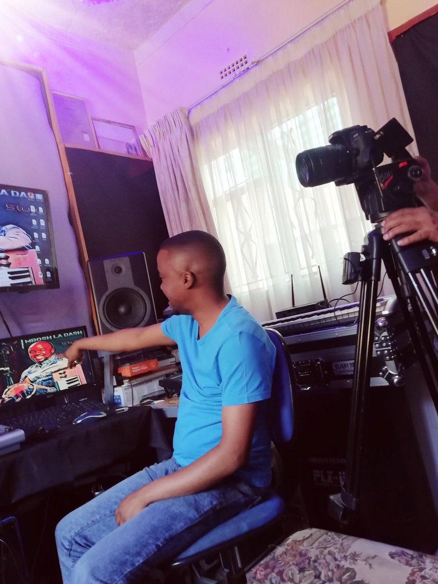 MboshLaDash's tweet photo. Rea actor..... Cut ๐ฝ๏ธ ๐๏ธ ๐ฅ ๐ก
#Friday #mainstream #Music #Stulo #entertainment #work #collaborations #bedroomproducer #brand #recordingstudio #bedroomstudio #issavibe #Studio #camerastand #filter #filming #camera #recording #cameras #colors #hairstyles #brandidentity https://t.co/Tr0jjnnRaz