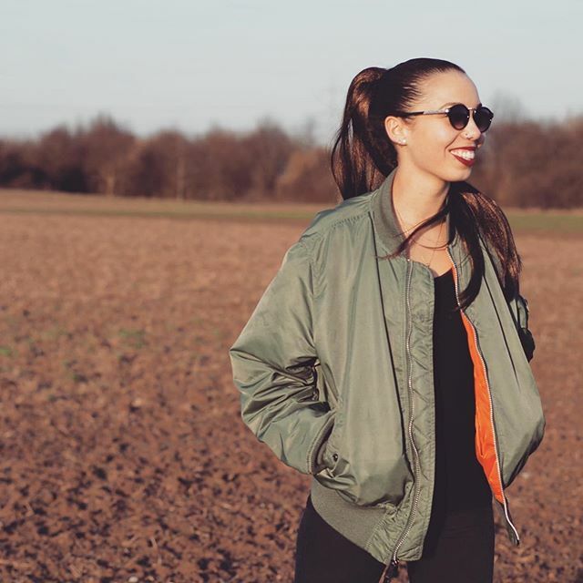 🍁 Fall mood with @farahoh 🍂 #alphaindustries #removebeforeflight ift.tt/2MAfxVu