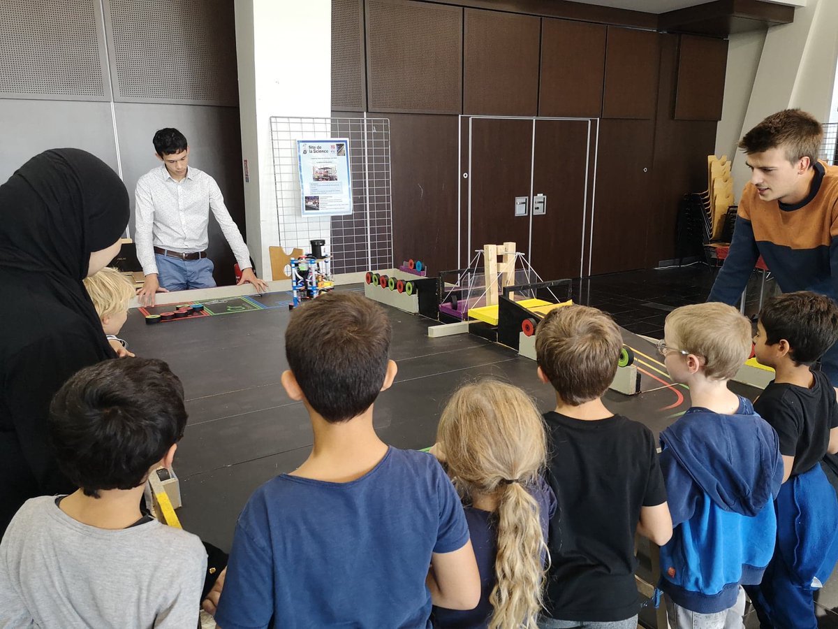 AREM_CDR's tweet photo. On présente les robots de la #CDR2019 à la fête de la science! https://t.co/h4vk1ywdxw