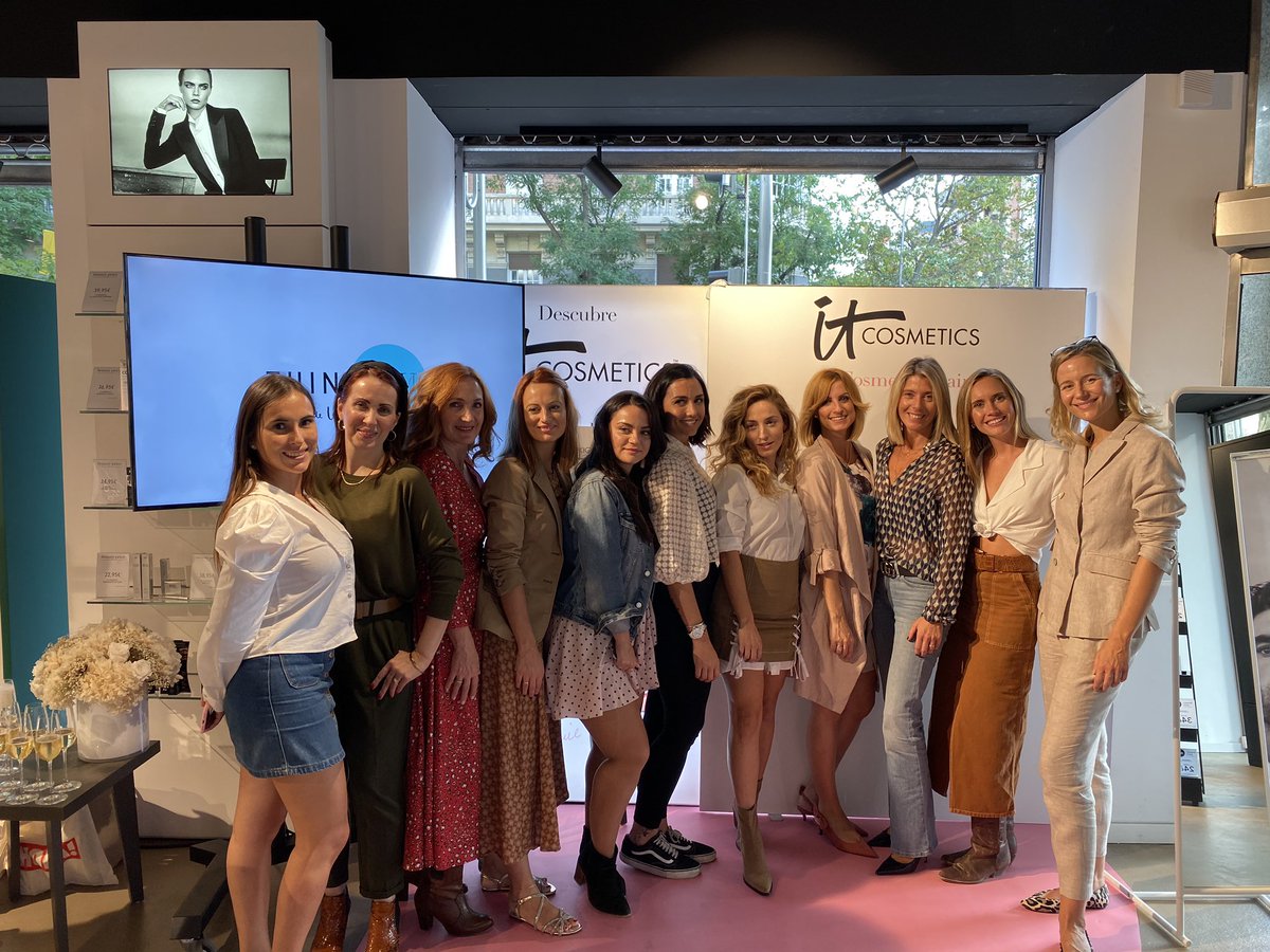 Think2BU's tweet photo. Ayer @marialeonstyle dio una charla de #coaching sobre #autoestima en #DOUGLAS a las 10 estupendas aspirantes a convertirse en #embajadoras de @Itcosmetics , una marca pensada para mujeres reales y que apuesta por la seguridad en una misma como principal ingrediente de #Belleza https://t.co/VZC3c0204D
