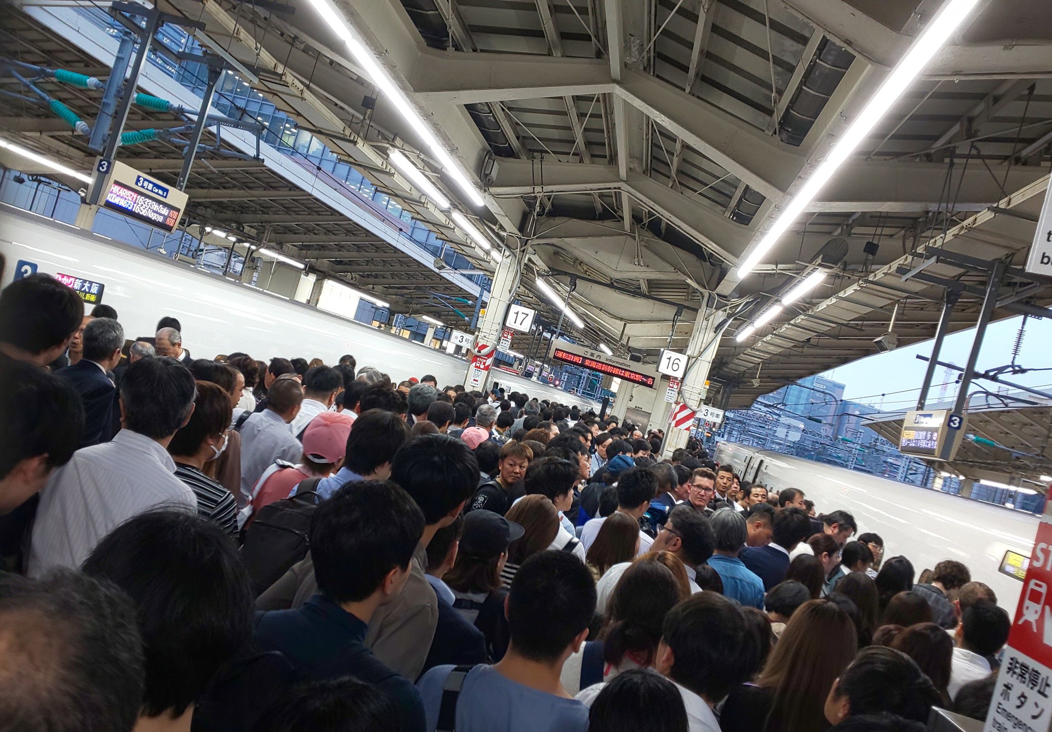 東海道新幹線の東京駅のホームが台風回避で大混雑している画像