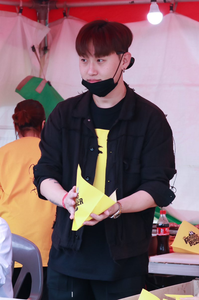 yurionandon's tweet photo. 191006 thefamousburger 알바생 우기오빠🍔💛💛💛
#WOOGIE #우기 #H1GHRMUSIC #하이어뮤직 #offroutefest https://t.co/6crER7z1Bs