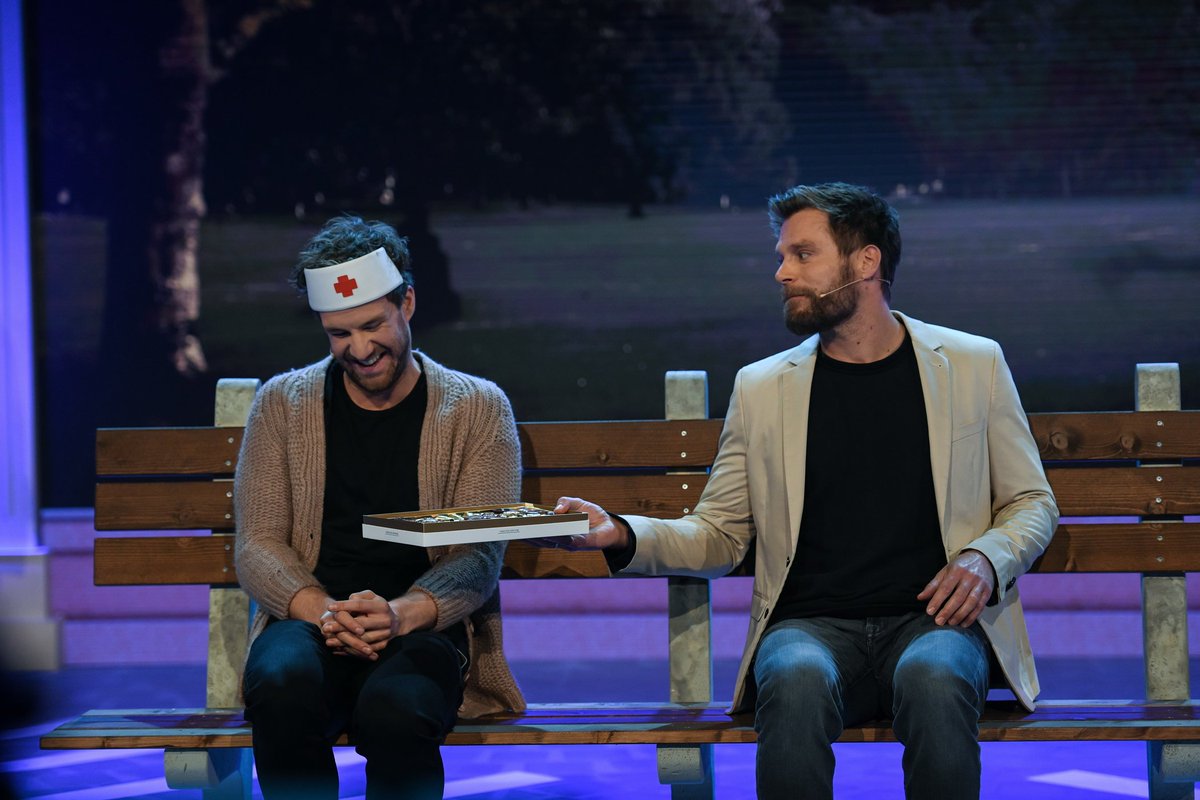 sat1's tweet photo. Die #Greatnightshow ist wie eine Schachtel Pralinen: Man weiß nie, was als nächstes kommt ... Heute kommen auf jeden Fall Schauspieler Ken Duken, Sängerin Mandy Capristo, @bendzko - und für Kranfans ist auch was dabei. #FunFreitag https://t.co/D959MmtLBv