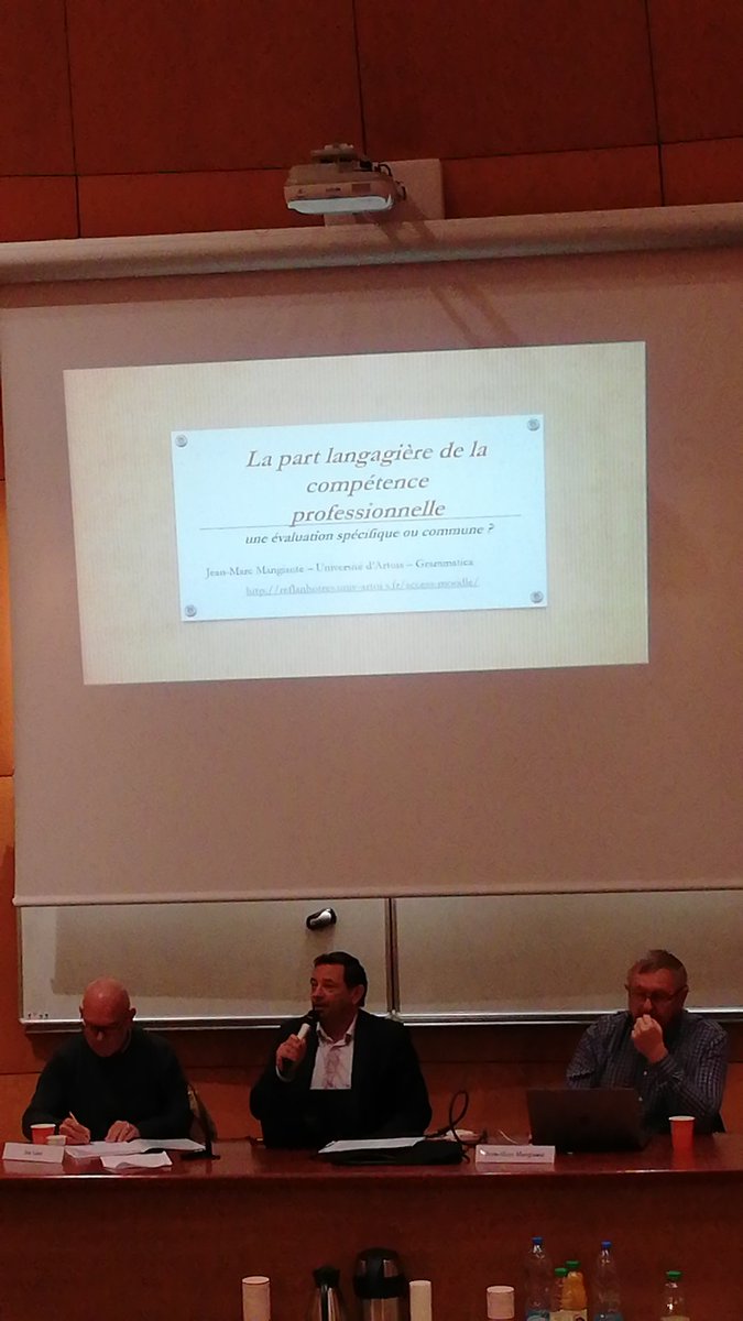 dcasanovaCCI's tweet photo. Journée d'études du comité scientifique du @FrAffaires Intervention du Prof. Mangiante sur la part langagière de la compétence professionnelle #francaispro #evaluation https://t.co/CHSAs6WRSX