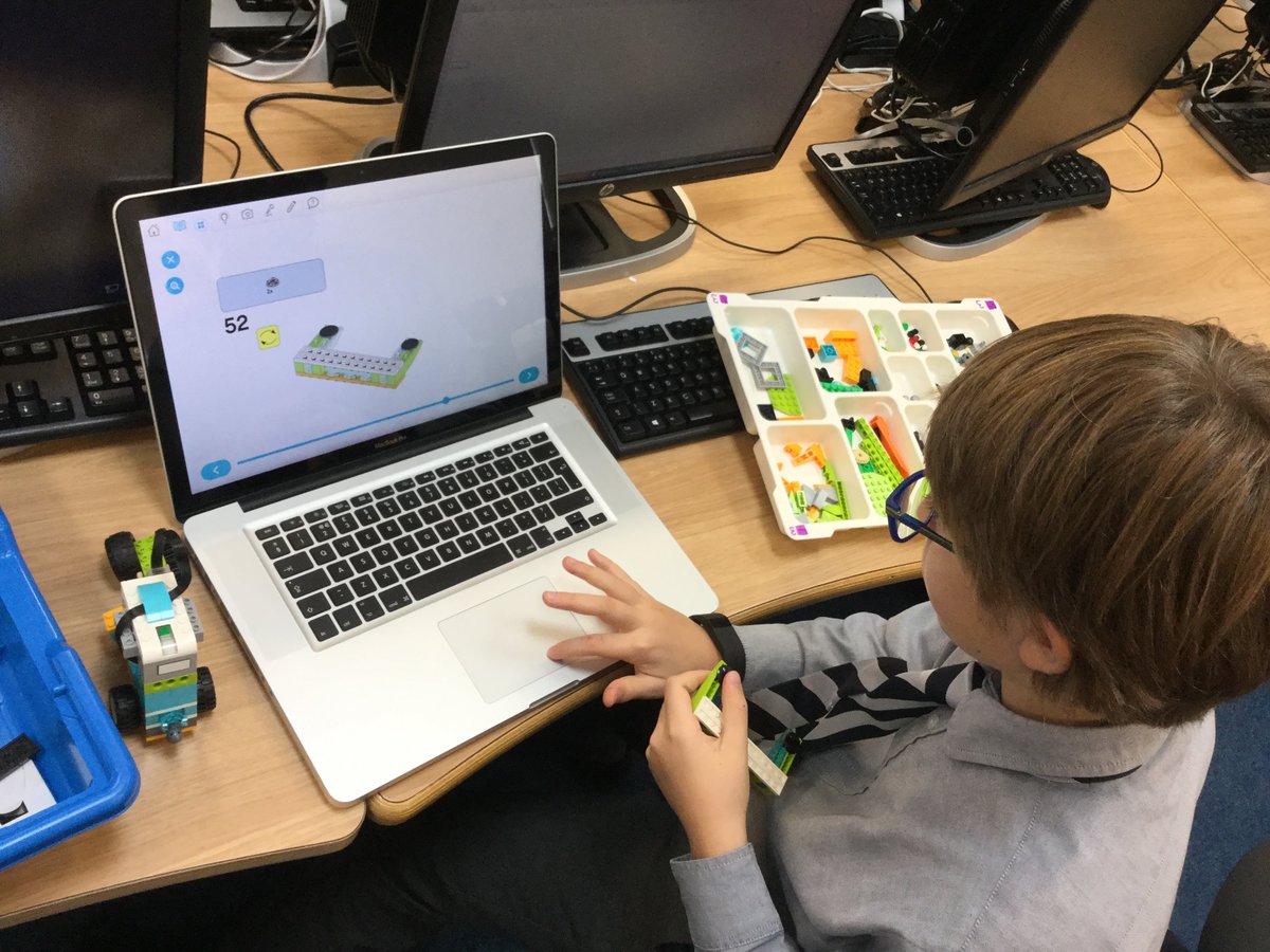 TechnologyDHS's tweet image. Our #SchoolCodingTeam loved using #LEGO #WeDo to create #robots for our #MoonBaseChallenge