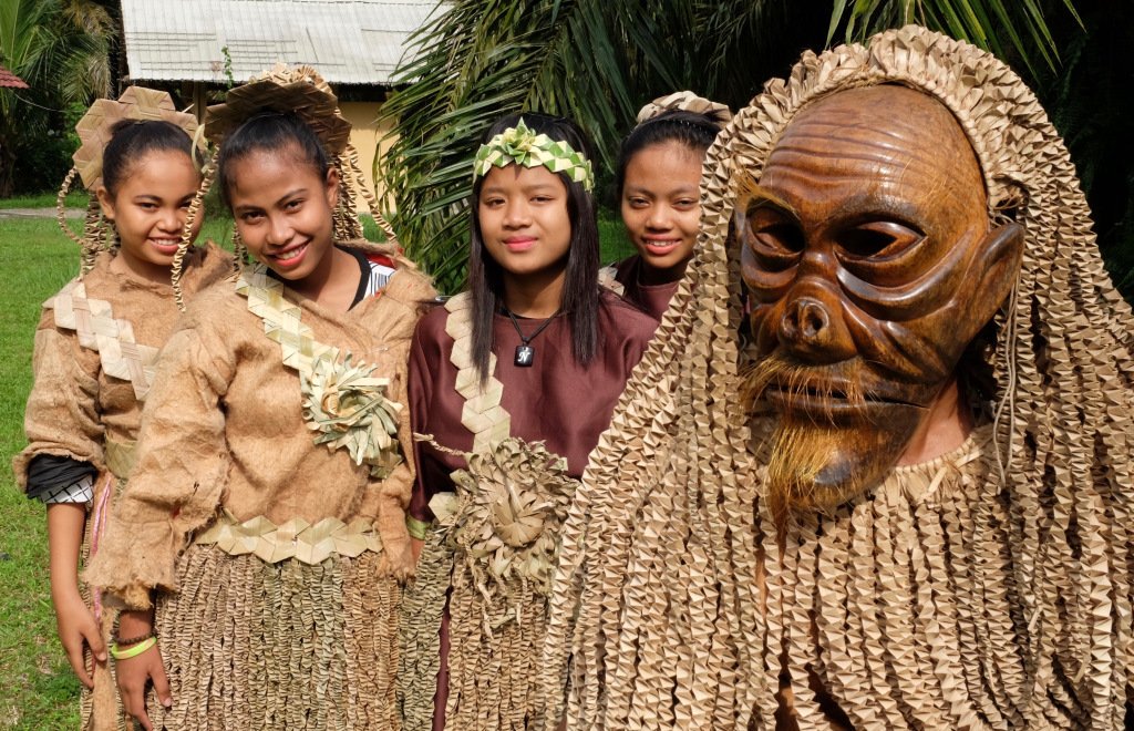 The second and most numerous group are the Senoi. They're what usually comes to mind when we imagine the orang asli. The Mah Meri are a well known example, known for their woodcarvings, their nipah weaving, and their clothes made from beaten tree bark