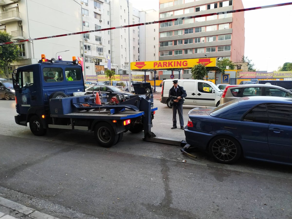 Συνεχίζουμε τη δέσμευση μας για ευταξία στην πόλη. Μετά την οδό Δωδεκανήσου, η δημοτική αστυνομία σε συνεργασία με την τροχαία απομάκρυνε σήμερα το πρωί με γερανό, τα παράνομα παρκαρισμένα οχήματα στην οδό Πολυτεχνείου. Θα ακολουθήσουν και άλλες κεντρικές αρτηρίες.