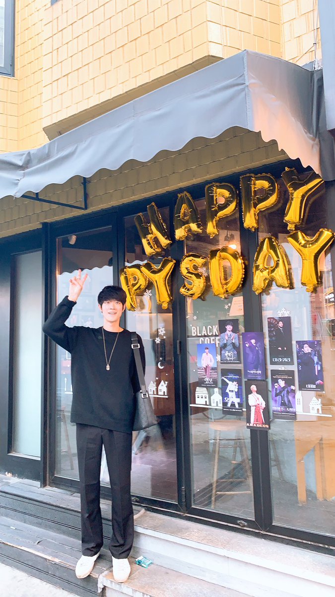 pys5626's tweet photo. 저도 들렸습니다!민망했지만 너무너무 무지무지 감사합니다!생일 공간이라니🕺🏼🥰😋 https://t.co/vUBUMgpk57