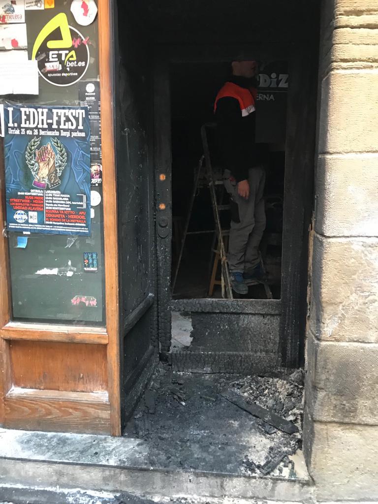 AhotsaInfo's tweet photo. [AZKEN ORDUKOA] Tafallako Pasadizo Taberna suak kiskali du. Eraso faxista izan daitekela esaten dute https://t.co/0jDsXl3zhZ