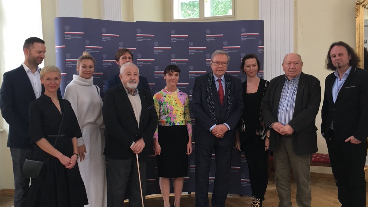 PLinCzechia's tweet photo. Goście festiwalu #3kino Krzysztof #Zanussi, Janusz #Majewski, Sonia #Bohosiewicz, Włodzimierz #Niderhaus z wizytą w @PLinCzech. 

🇵🇱 produkcje na ekranach praskich kin będzie można zobaczyć do 15.10. Program i bilety: https://t.co/3afuSKDUul https://t.co/yXgCxWSu0n