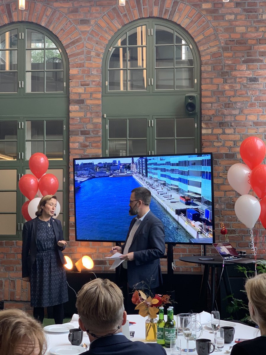 Malmö Universitets rektor Kerstin Tham berättar om den roliga och inspirerande resan från högskola till Universitet. Flervetenskap, gränsöverskridande, samverkan bakas ihop i forskningsfrågor som adresserar samhällsutmaningar. Resultat: 1:a i citeringar/satsad forskningsfråga!