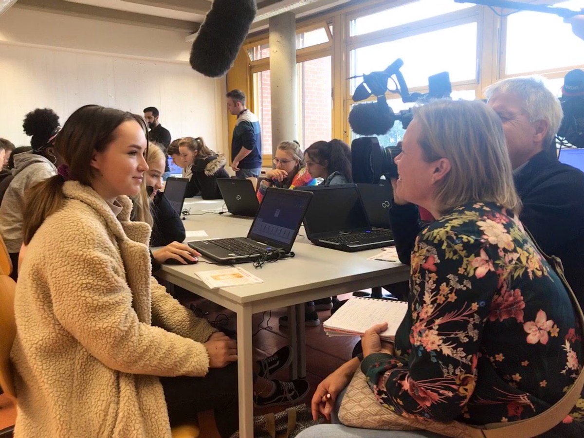 coding_tomorrow's tweet photo. Stark: Schülerin Ayleen erklärt JournalistInnen vom @WDR, wie die VR-Anwendung #CoSpaces funktioniert. #SoGehtDigitaleBildung https://t.co/L7ZRlgsME3