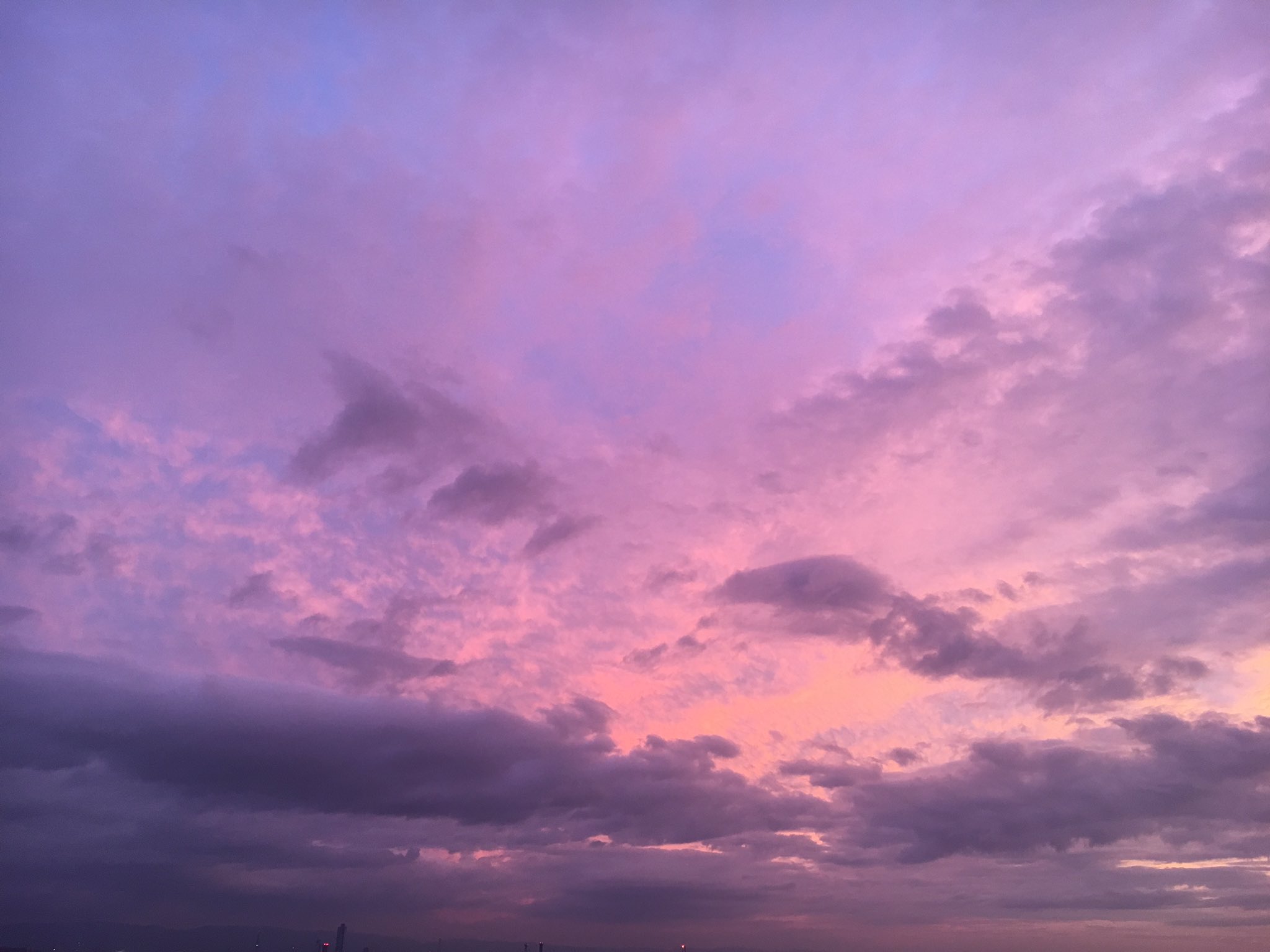颯春 空の色が赤ってか紫ってかピンクってか とにかく禍々しい色しとる この世の終わりか T Co Jkxpyt4pq8 Twitter