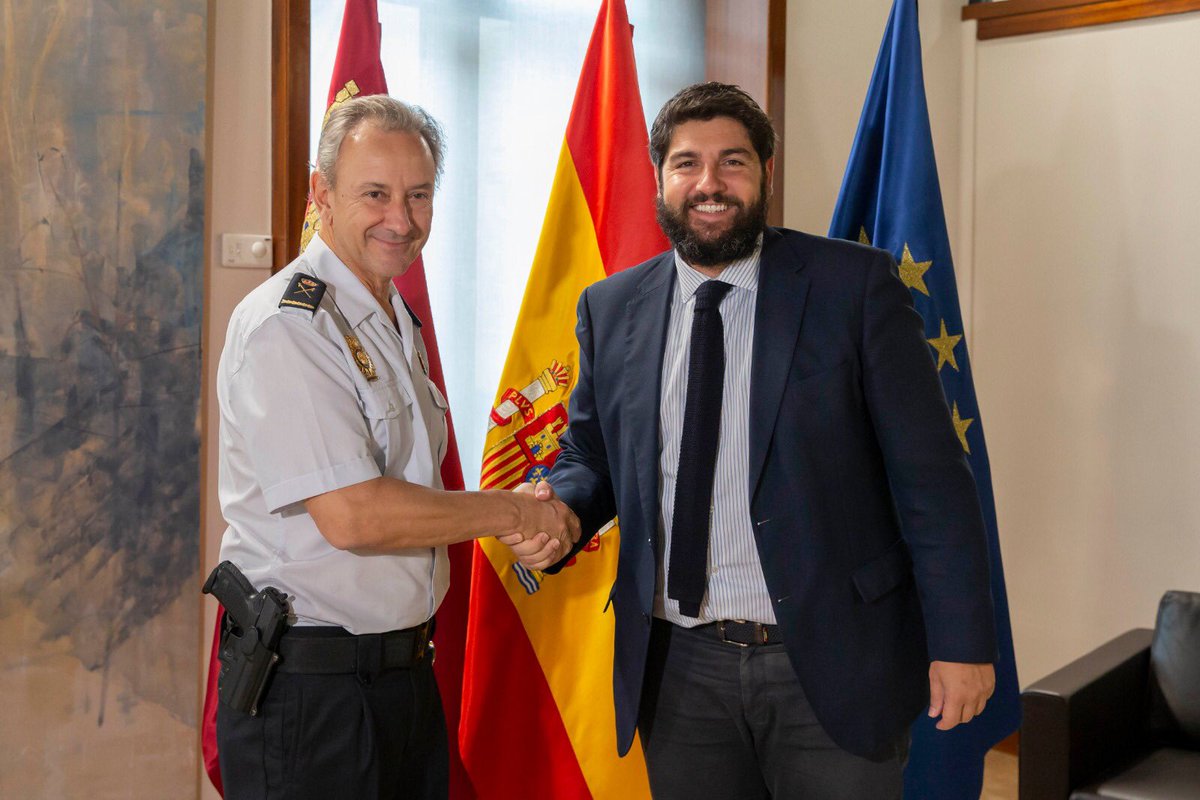 LopezMirasF's tweet photo. Primera reunión de trabajo con el nuevo Jefe Superior de @policia en la #RegióndeMurcia, Alfonso Navarro. Continuamos la estela de su predecesor, en un camino de colaboración y respeto mutuo. 

Gracias por garantizar cada día la seguridad de todos los murcianos. https://t.co/LhfYKdzL15