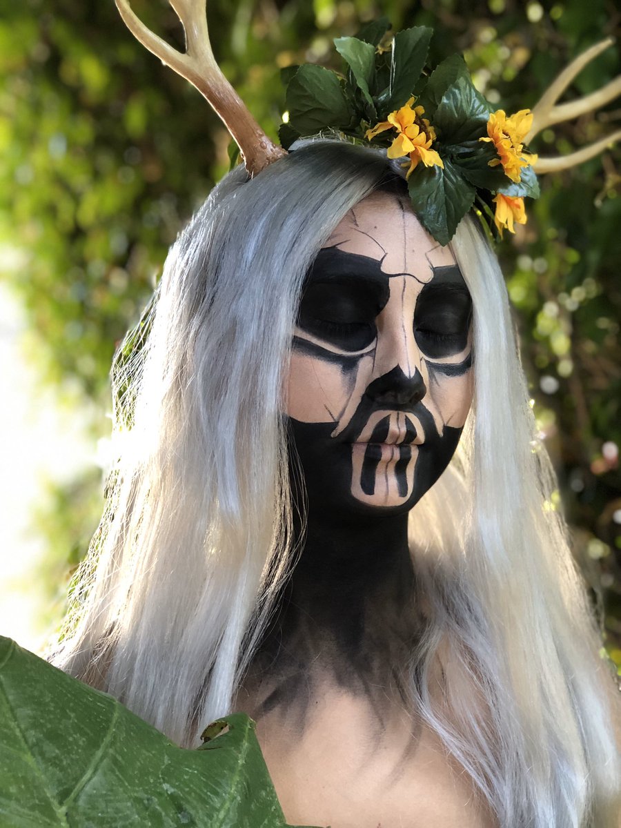 PrincessLizzx's tweet photo. Day 10 of 31 ! 🦌🌻 #DeadDeer #31DaysOfHalloweenMakeup https://t.co/9rnZytOOo3