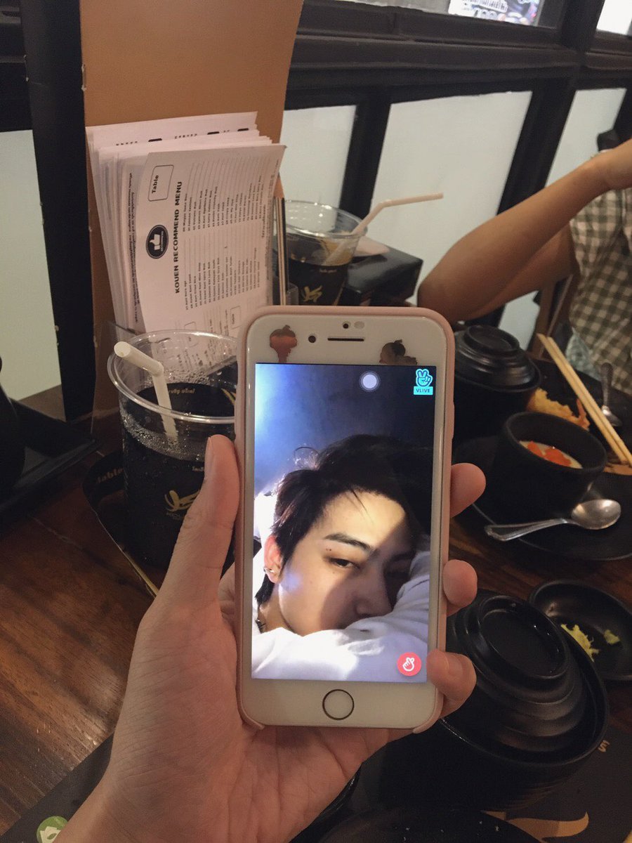 Ps_Kw's tweet photo. กินข้าวแล้วเปิดไลฟ์พี่แจบอมไปด้วย เหมือนคอลกับผัว แอแงงงงงง https://t.co/hAo1uwQ4m2