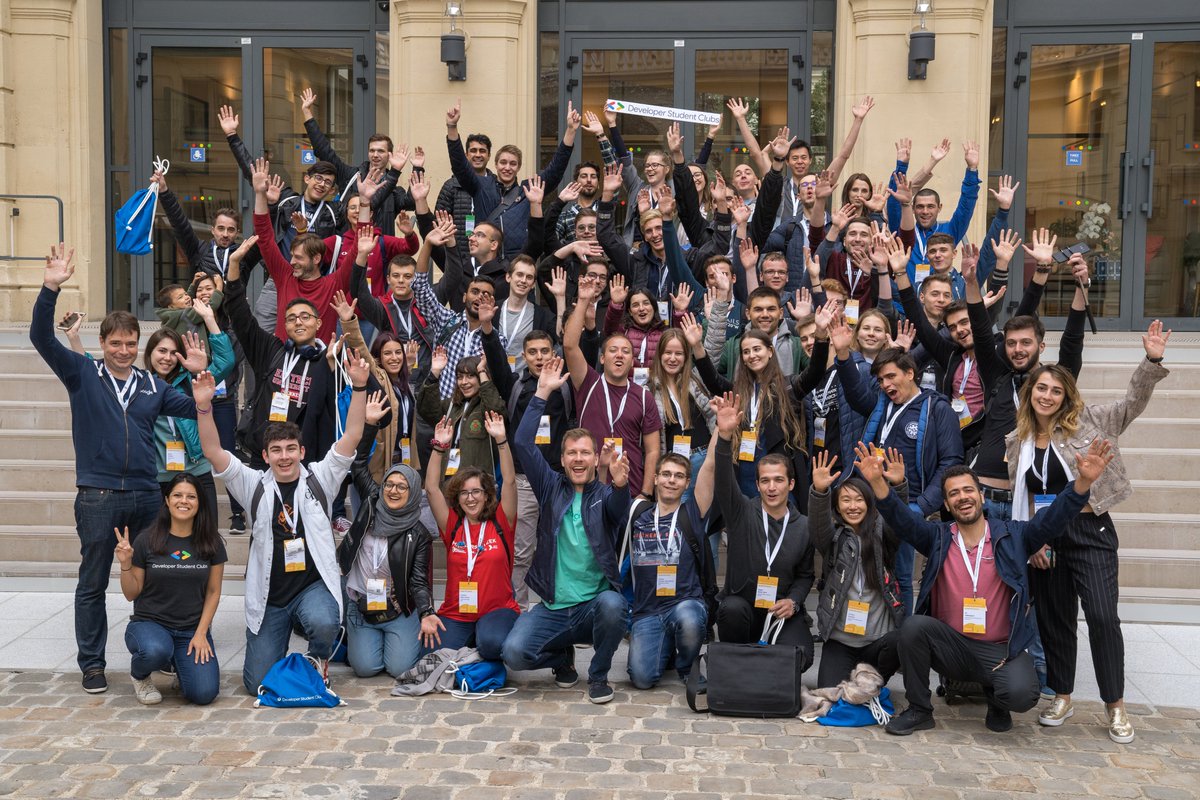 Группа студентов клуб мертвых. Студенческий клуб. Счастливые студенты. Грязный студент сток. Students club.