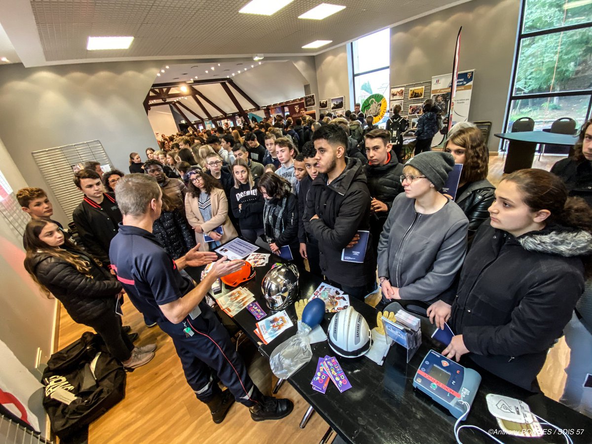 SDIS57's tweet photo. #RencontresdelaSécurité Devant une centaines d’élèves de collèges, les premières démonstrations ont débuté au centre des congrès le Burghof de Forbach. https://t.co/GwDys3WsDK