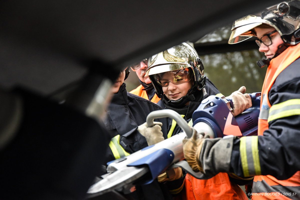 SDIS57's tweet photo. #RencontresdelaSécurité Devant une centaines d’élèves de collèges, les premières démonstrations ont débuté au centre des congrès le Burghof de Forbach. https://t.co/GwDys3WsDK