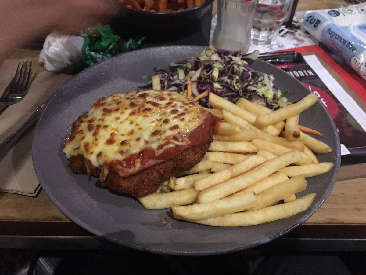 ChickParmaBloke's tweet photo. Good fare at the @WheelersHillHtl - $24, good standard #ChickenParma &amp; plenty of chips. Interesting coleslaw on the side. 

7.5 / 10 https://t.co/Ixm8sxsCfK