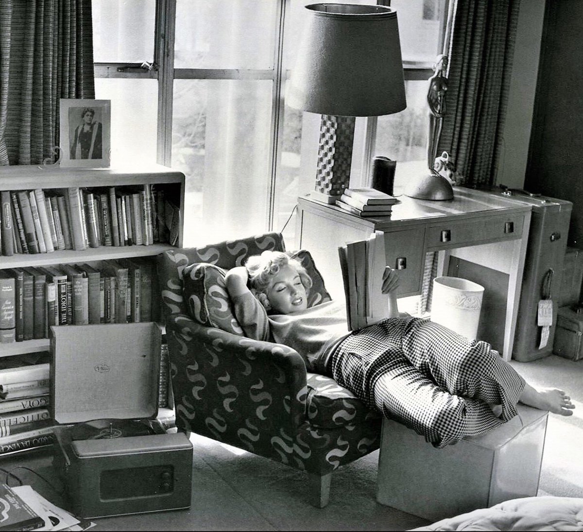 “One of the finest things for me in all my life has been to close a door and to be in a room without anybody else about”

Charles Bukowski 

Photography © Andre de Dienes
Marilyn Monroe at home
1952
