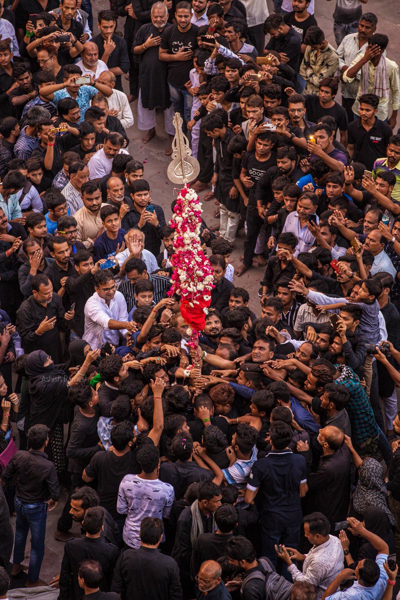 कर्बला को कर्बला के शहंशाह पर नाज है,
उस नवासे पर मुहम्मद को नाज है,
यूँ तो लाखों सिर झुके सजदे में लेकिन हुसैन ने वो सजदा किया जिस पर खुदा को नाज है।
#muharram2019