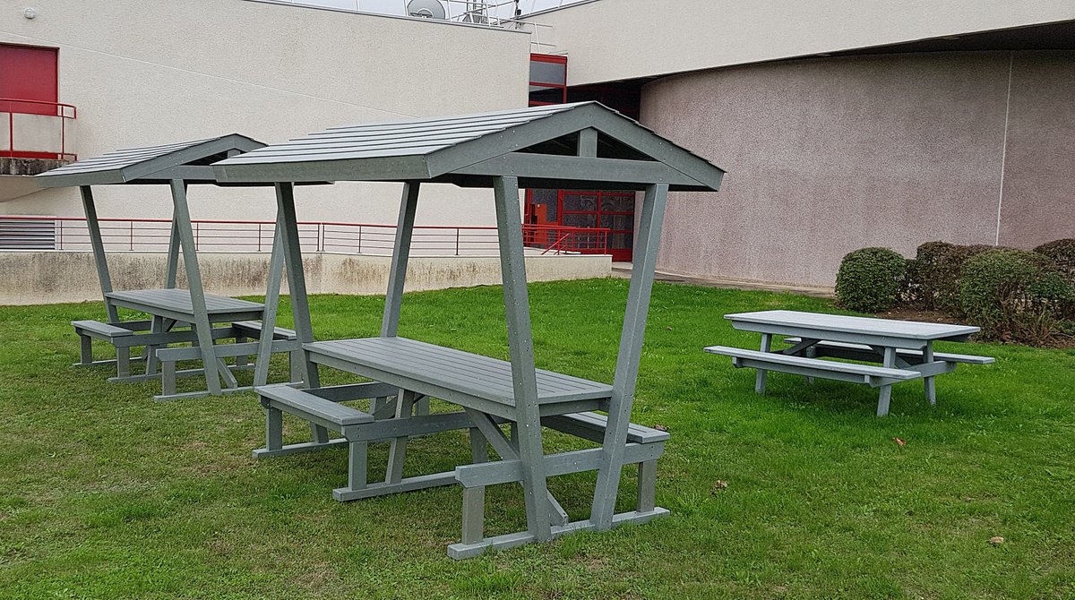 Urban_Ext's tweet photo. Création d'un espace détente fait à partir de briques alimentaires !

#Recyclé #Recyclable #MadeinFrance #Ecologie #PolyAl https://t.co/87z10Xij60