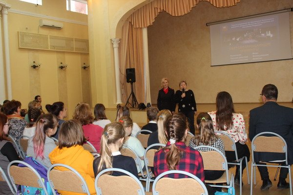 10 октября на базе <a href="/school_23/">school_2/3</a> прошло открытие IV городского конкурса  «Обозначь себя!». В церемонии открытия приняли участие обучающиеся объединения "Flash" с коллекцией "В ритме дождя" (педагог Волкова С.С.). А также педагогом Ивановой С.В. был проведён МК "Фликер в блике".