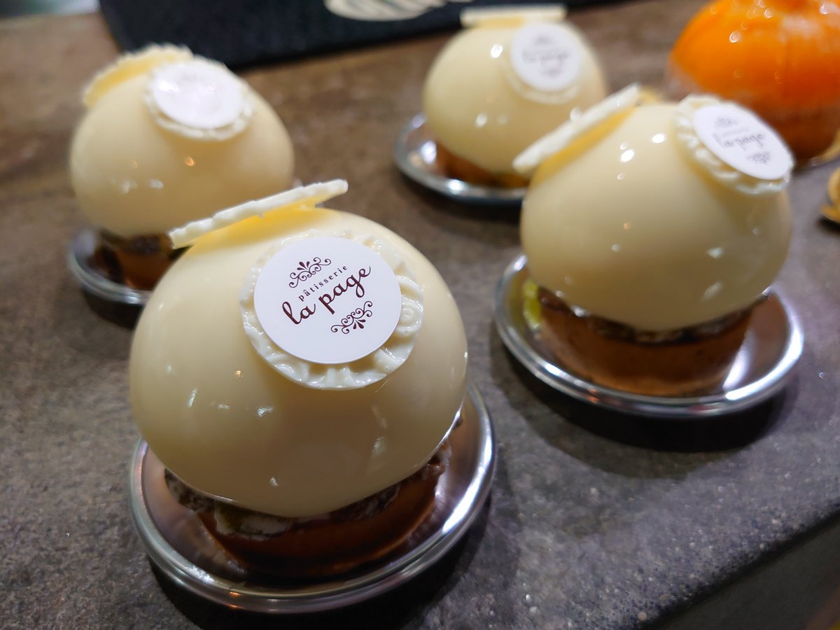 シン ケーキ好き בטוויטר ラパージュのフラヴィ テカテカの白い球体がピスタチオガナッシュのタルトの上に 球体はホワイトチョコムースで中に苺のジュレ タルトがサクサクでした ケーキ スイーツ Cake Sweets 甘活 デザート パティスリー スイーツ好きな