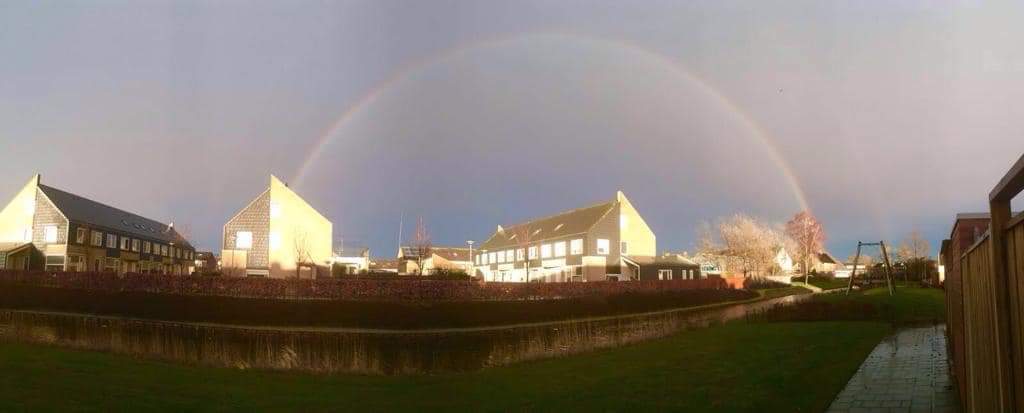 Gisteren is op Urk het 3 jarig slachtoffertje van het dodelijk ongeluk van afgelopen weekend begraven. De verslagenheid is groot. 

"Wij treuren, maar niet als hen die geen hoop hebben"

Op foto 1 de tekst boven de rouwkaart. Op foto 2 hun huis op de dag van begraven.

#troost ♥️